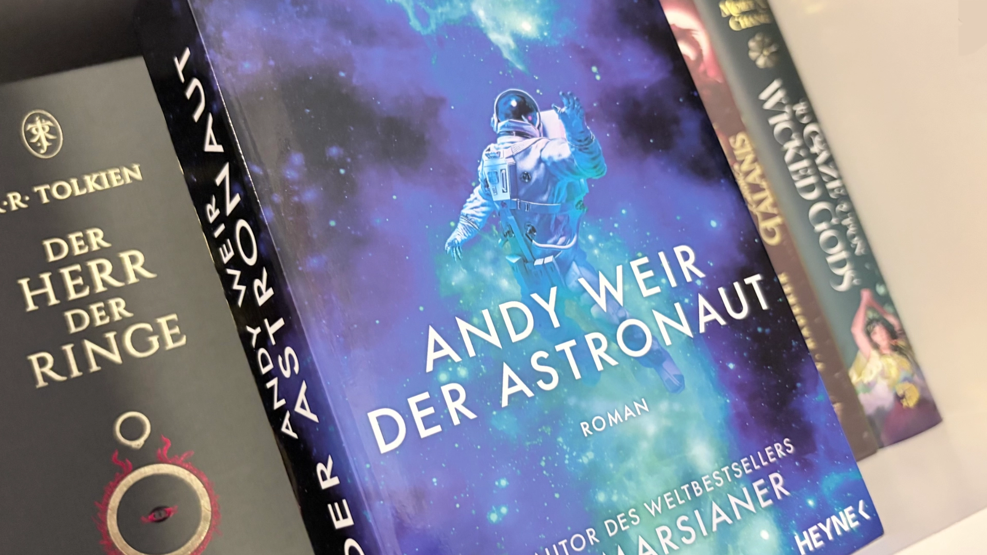 Bild von Der Astronaut vom Autor Andy Weir. Blau, lila gehaltenes Cover, auf dem in er mitte ein Astronaut zu sehen ist.