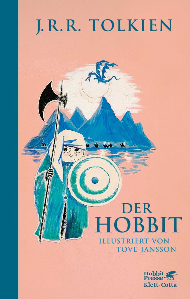 Blauer Streifen links und ansonsten ist das Cover rosa, blau, weiß gehalten. Oben steht „J.R.R Tolkien" und unten rechts ”Der Hobbits, Illustriert von Tove Jansson". Berge und darüber ein Drache, vor den Bergen ist eine illustrierte Figur mit einer Waffe und einem Schild zu sehen.