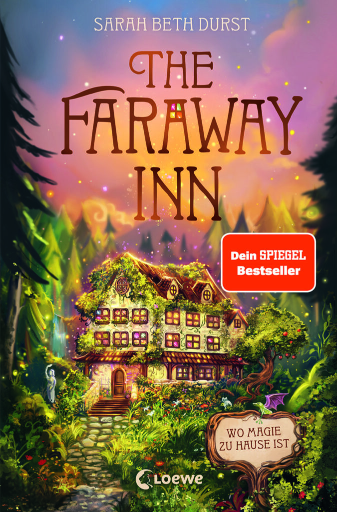Sarah Beth Durst, The Faraway Inn, steht oben auf dem Cover. Das Cover ist allgemein sehr bund gehalten, viel Natur, Bäume, ein Himmel und unten mittig ist ein Haus zu sehen, welches von Pflanzen überwuchert ist. „Wo Magie zu Hause ist" steht unten rechts.
