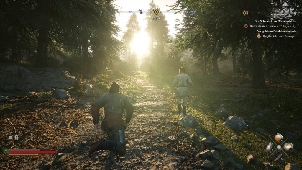 Screenshot aus „The Blood of Dawnwalker". Coen läuft einem NPC in einem Wald hinterher. An den Seiten sind Böume zu sehen. Steine liegen auf dem Boden und in der Ferne strahlt die Sonne durch die Blätter der Bäume.