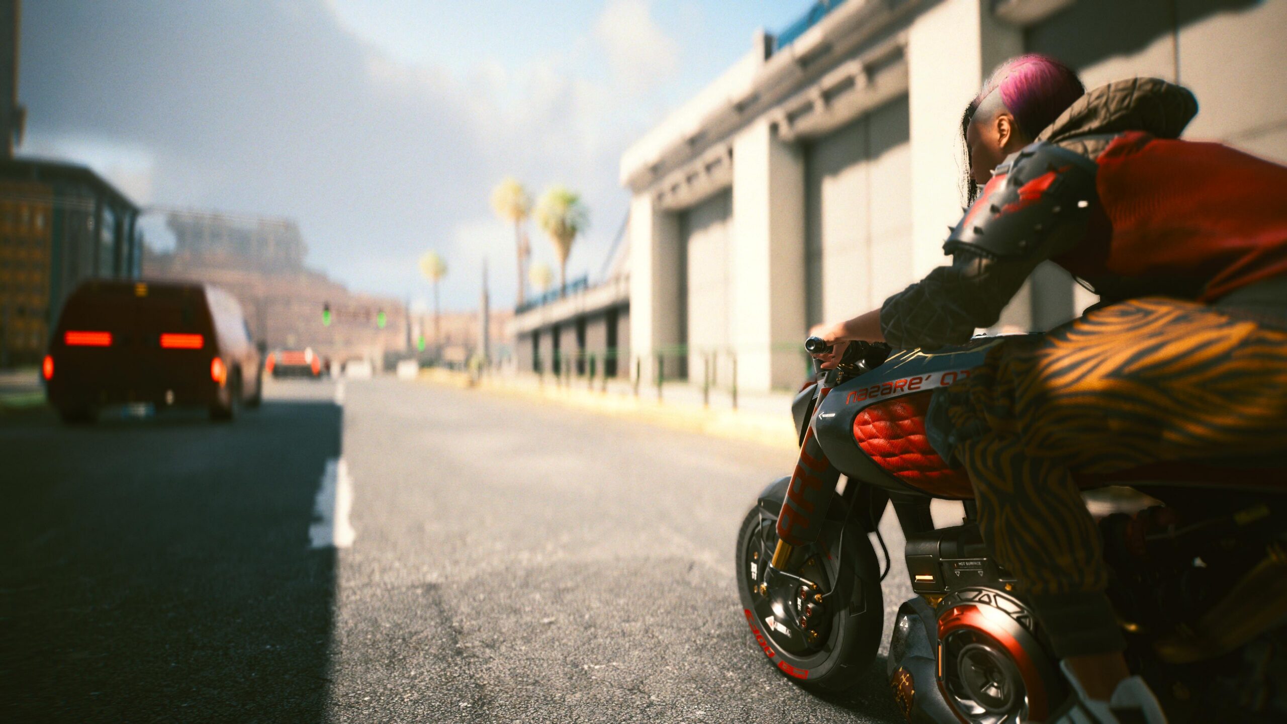 Screenshot aus Cyberpunk 2077. V fährt auf einem Motorrad durch die Straßen von Night City. Sie ist mehr Außerhalb, als direkt in der Stadt.